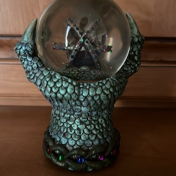 Sam Fransisco Music Box Company Dragon Claw Snow Globe Snowglobe Music 85mm - Picture 4 of 7